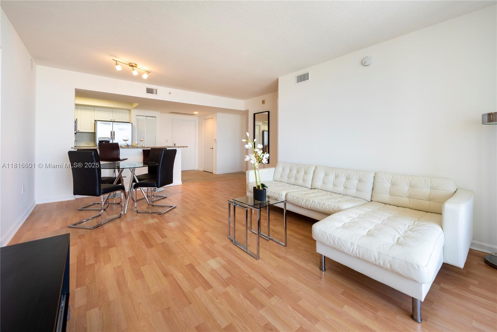 TURNBERRY ON THE GREEN CO - Residential Lease