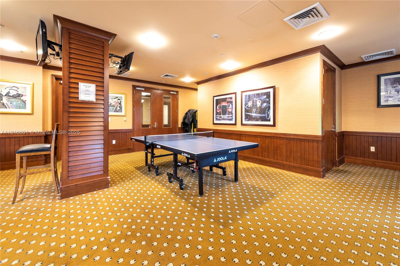 TURNBERRY ON THE GREEN CO - Residential Lease