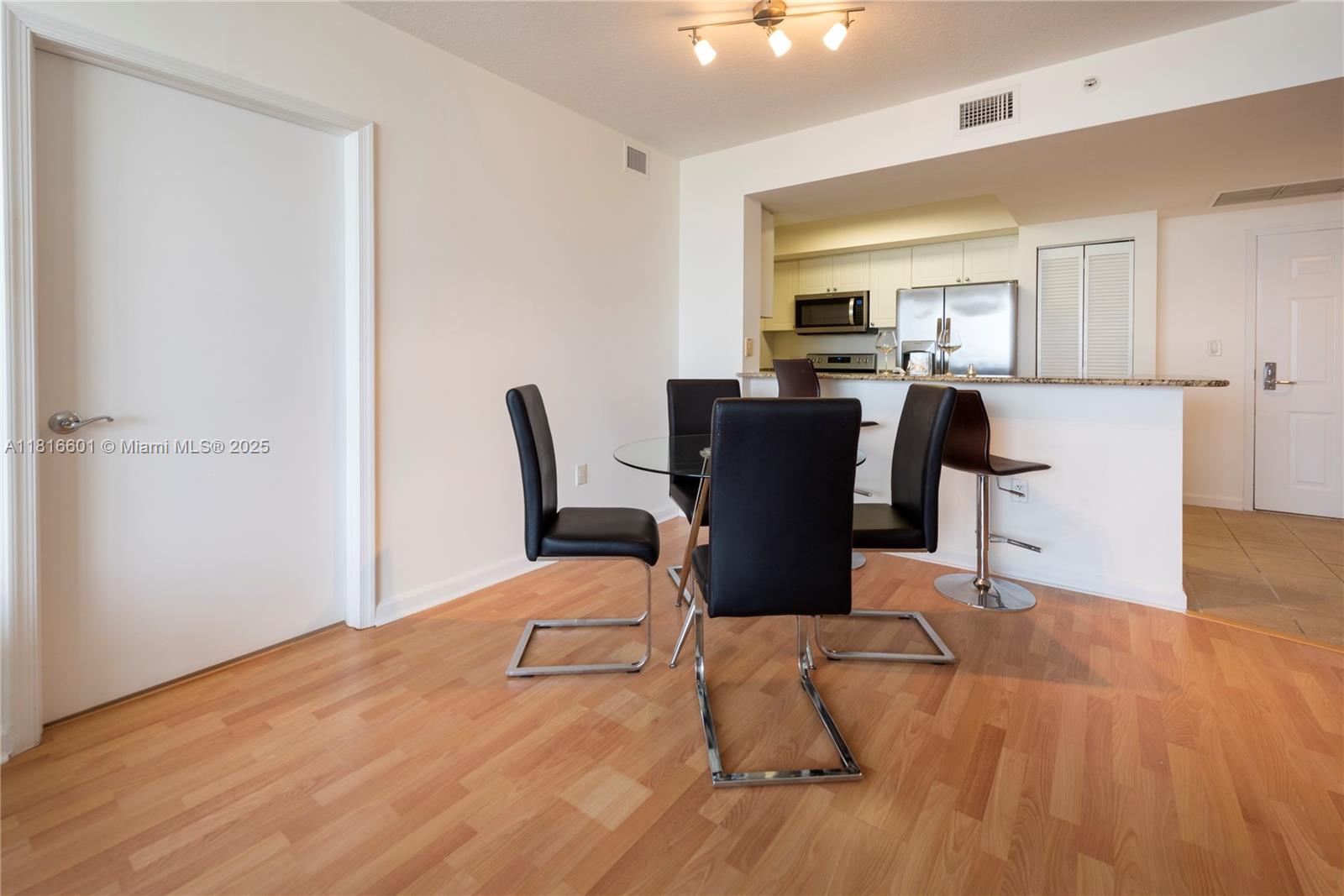 TURNBERRY ON THE GREEN CO - Residential Lease