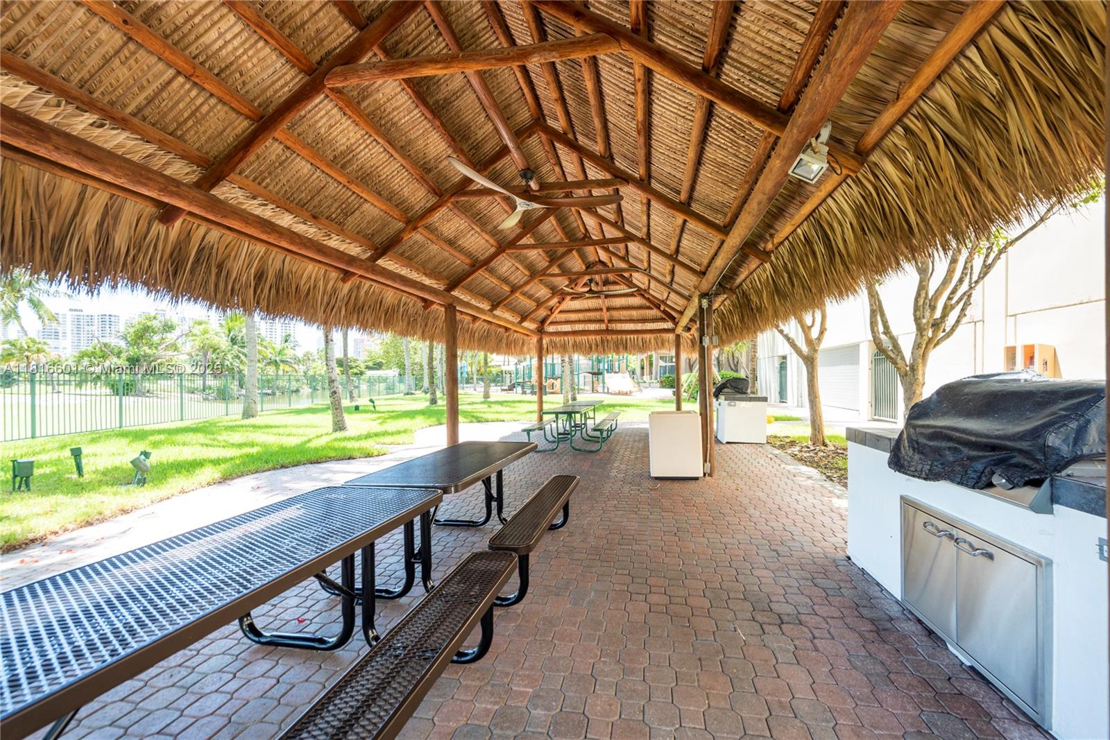 TURNBERRY ON THE GREEN CO - Residential Lease