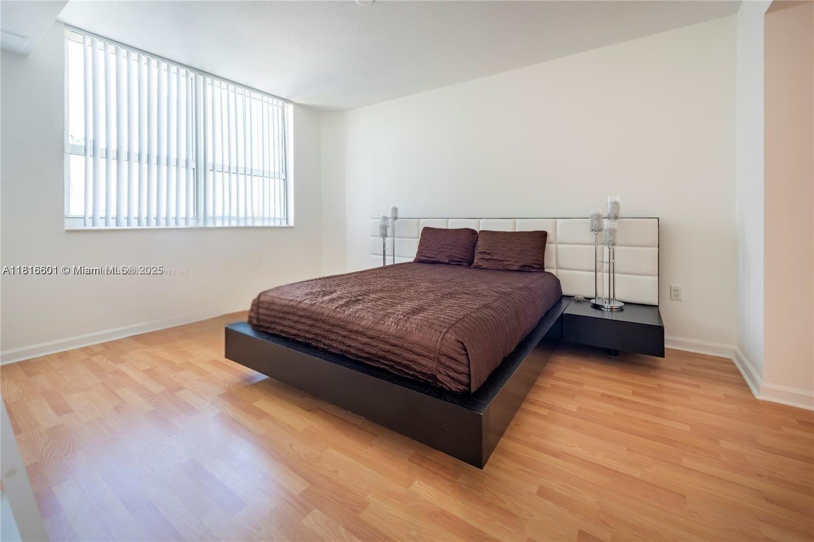 TURNBERRY ON THE GREEN CO - Residential Lease