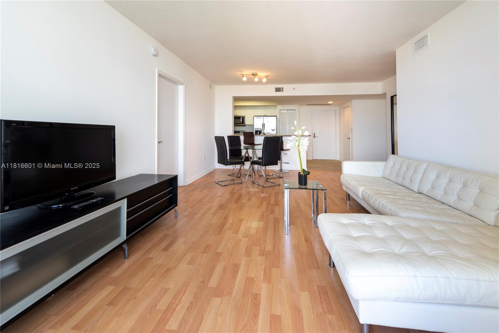 TURNBERRY ON THE GREEN CO - Residential Lease