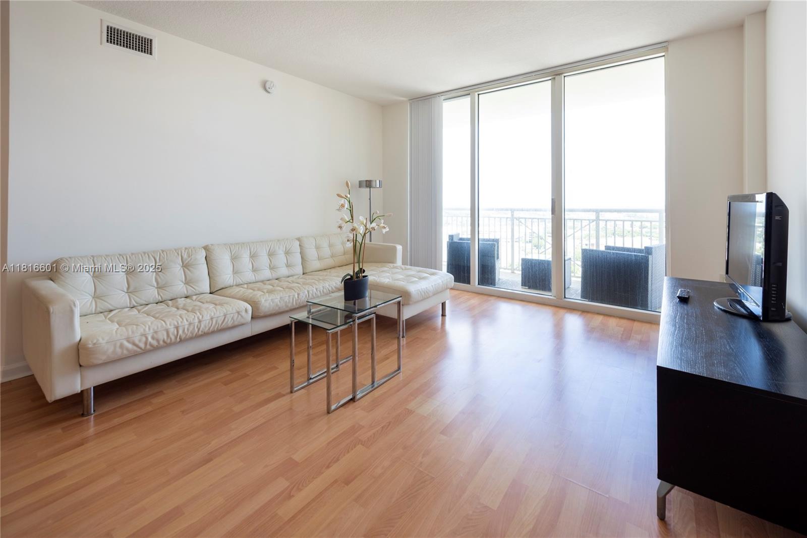 TURNBERRY ON THE GREEN CO - Residential Lease