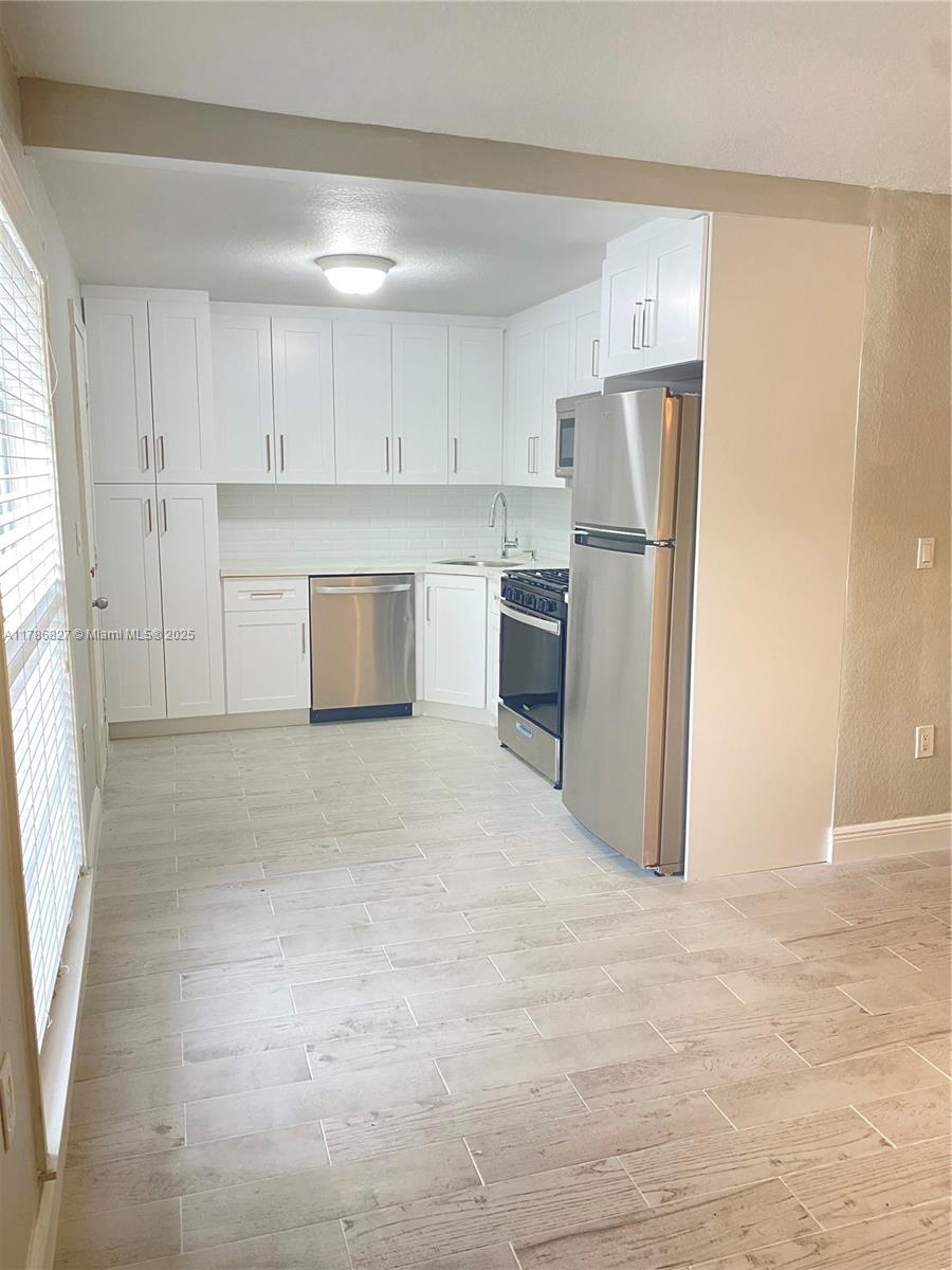 3245 Virginia St 7, Miami, Broward County, Florida - 2 Bedrooms  
1 Bathrooms - 