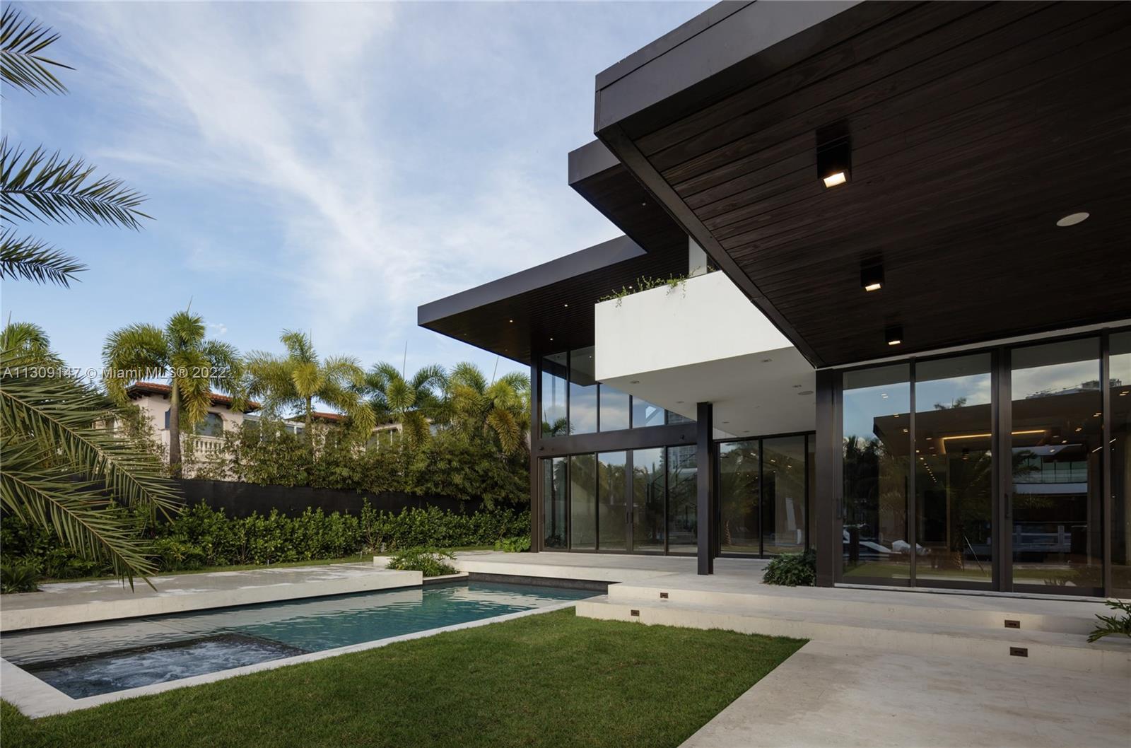 GOLDEN BEACH SEC E - Residential