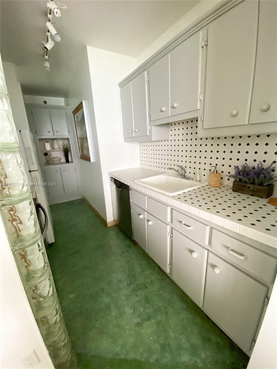 THE DECOPLAGE CONDO - Residential Lease