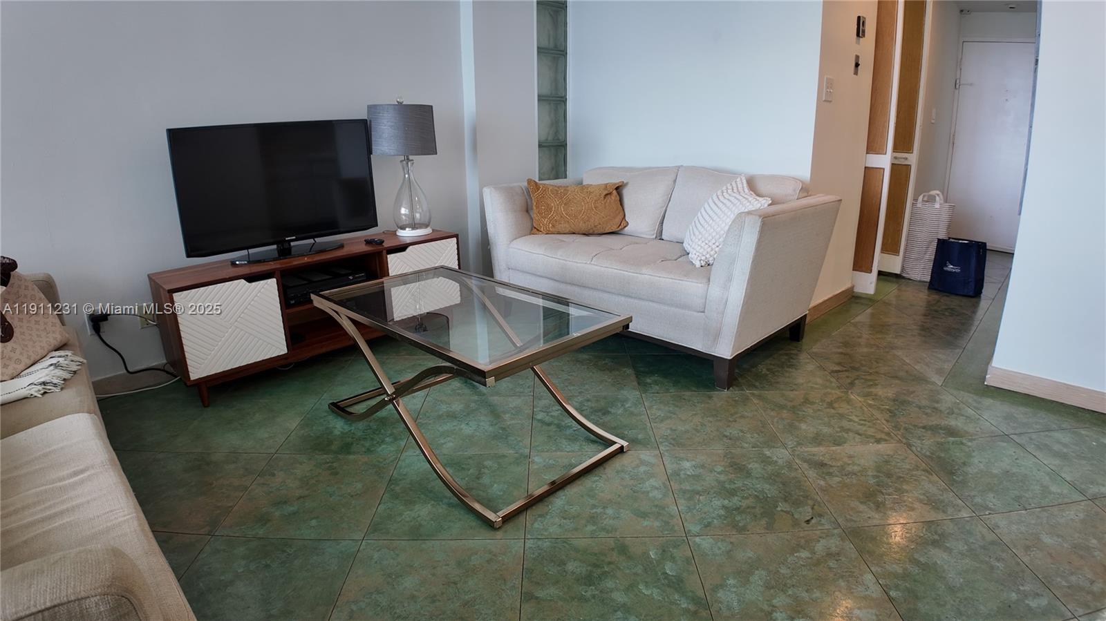 THE DECOPLAGE CONDO - Residential Lease