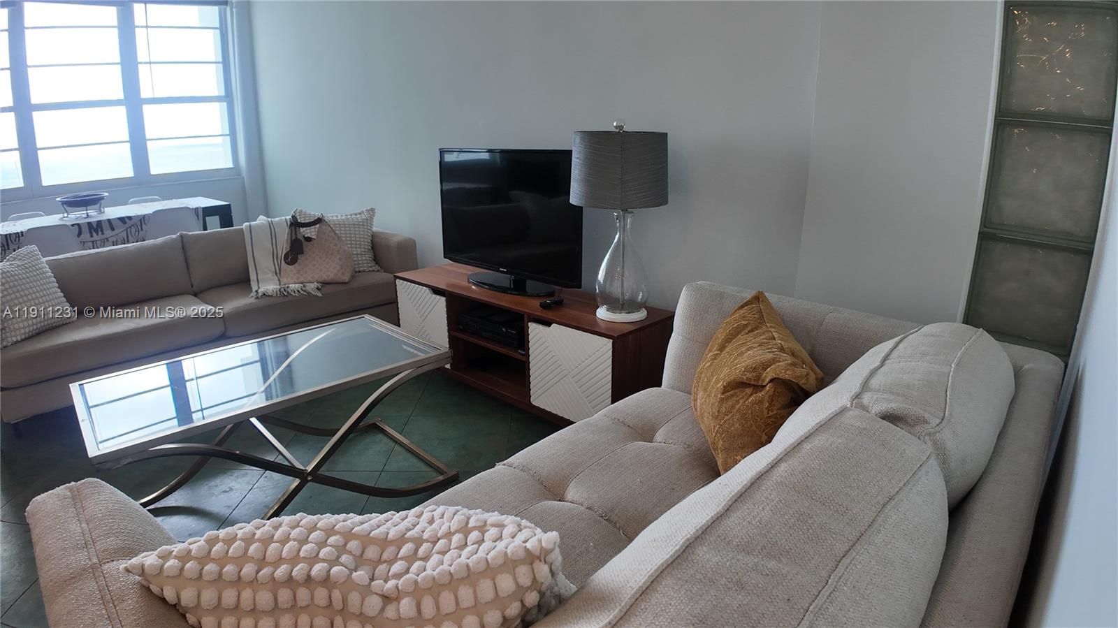 THE DECOPLAGE CONDO - Residential Lease