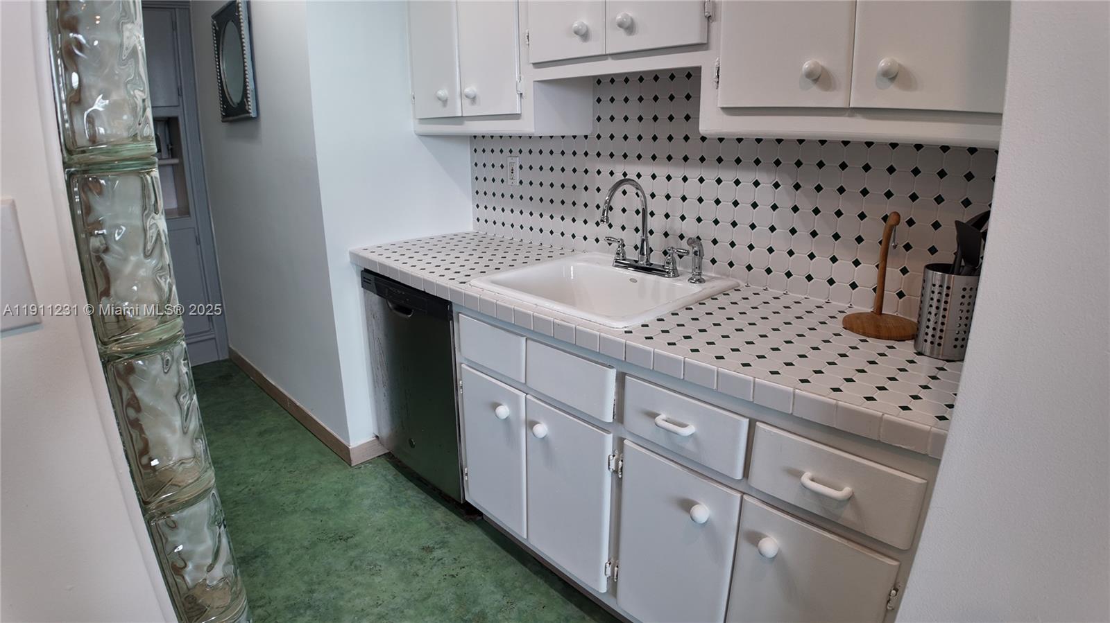 THE DECOPLAGE CONDO - Residential Lease