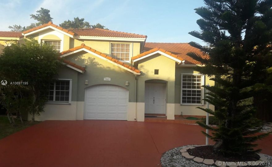 Amazing pool  house in the heart of Hammocks,  Lake access, and clubhouse with many amenities.