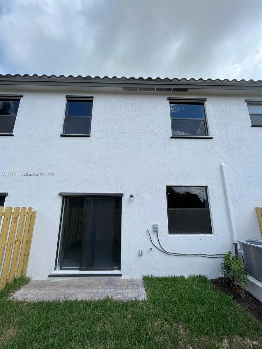 CORSICA SILVER PALM - Residential