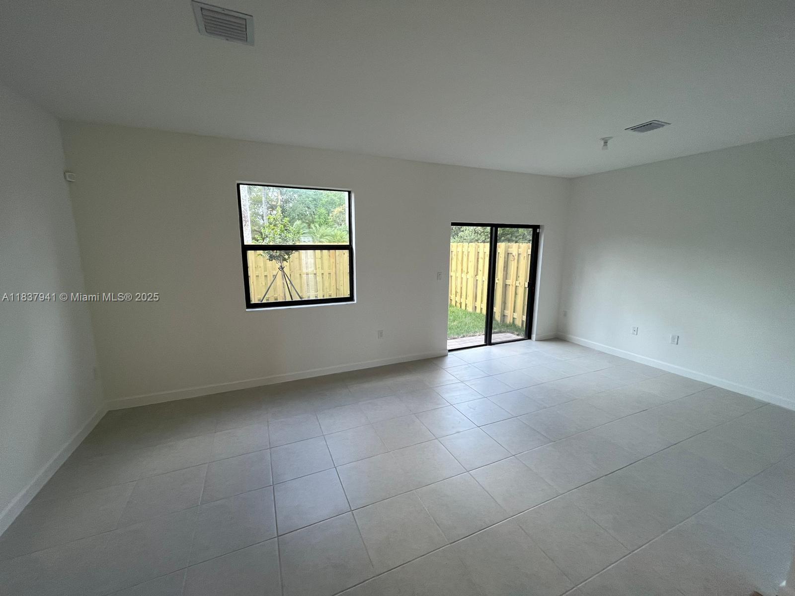 CORSICA SILVER PALM - Residential