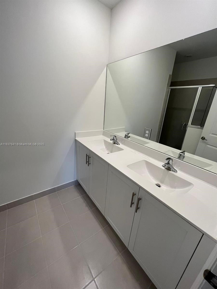 CORSICA SILVER PALM - Residential