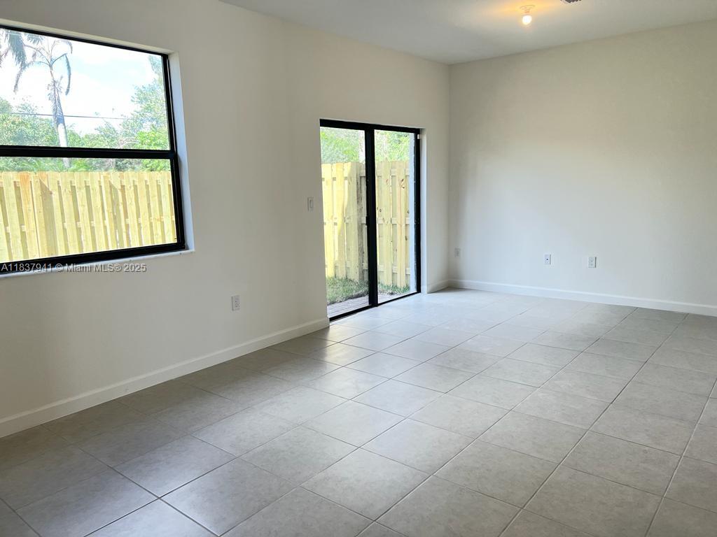 CORSICA SILVER PALM - Residential