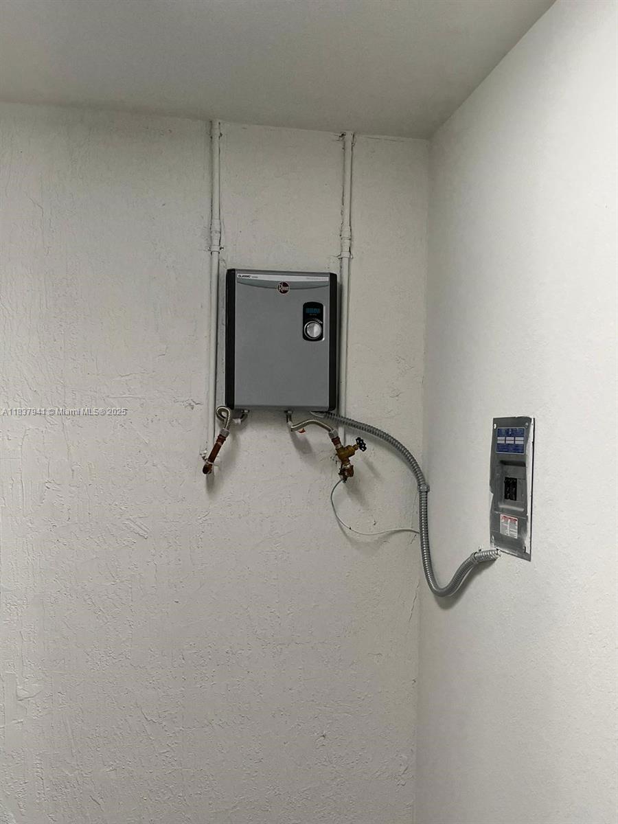 CORSICA SILVER PALM - Residential