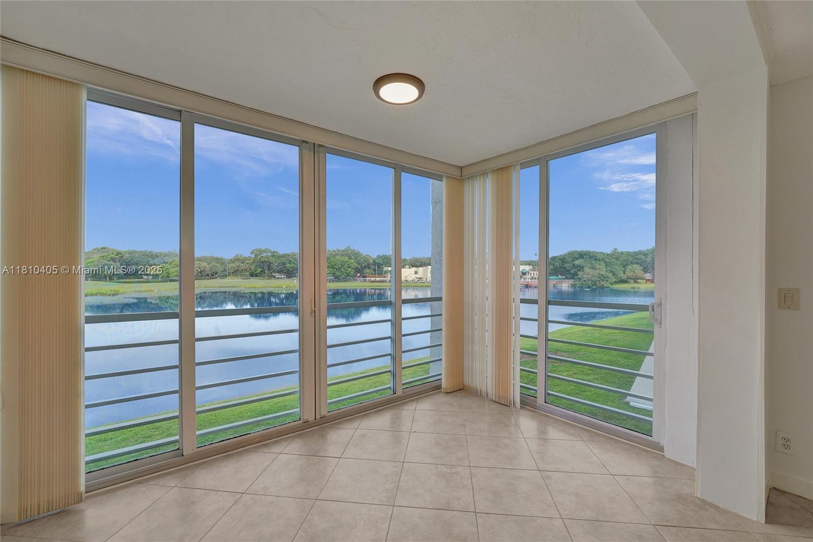 9450 Poinciana Pl 212, Davie, Broward County, Florida - 2 Bedrooms  
2 Bathrooms - 
