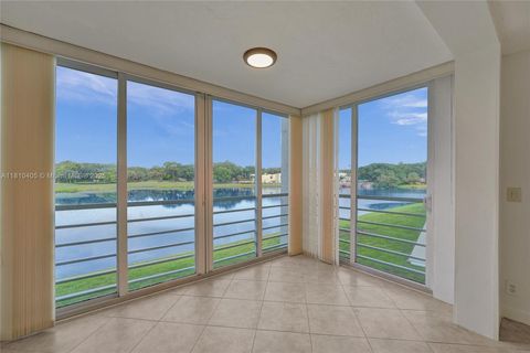 9450 Poinciana Pl 212 Davie FL 33324