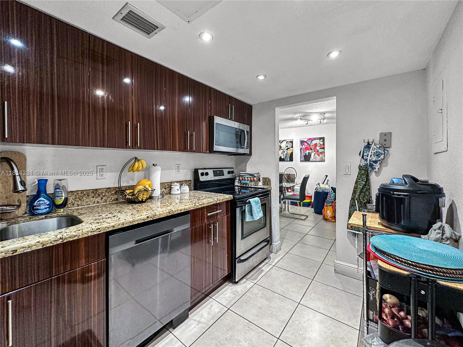BAYVIEW PALMS CONDO - Residential Lease