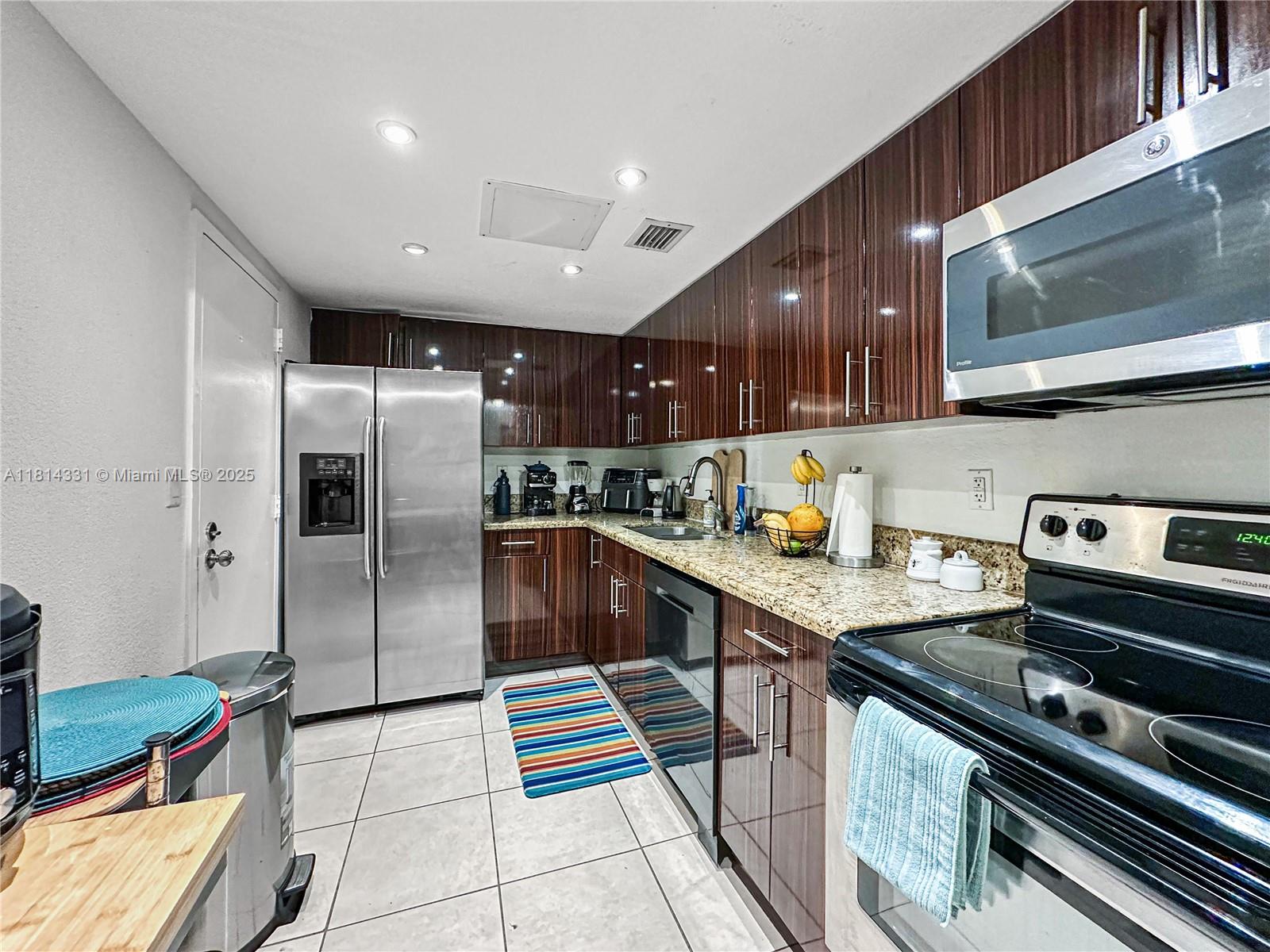 BAYVIEW PALMS CONDO - Residential Lease