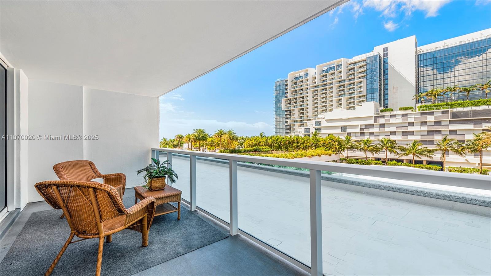 2301 Collins Ave 301