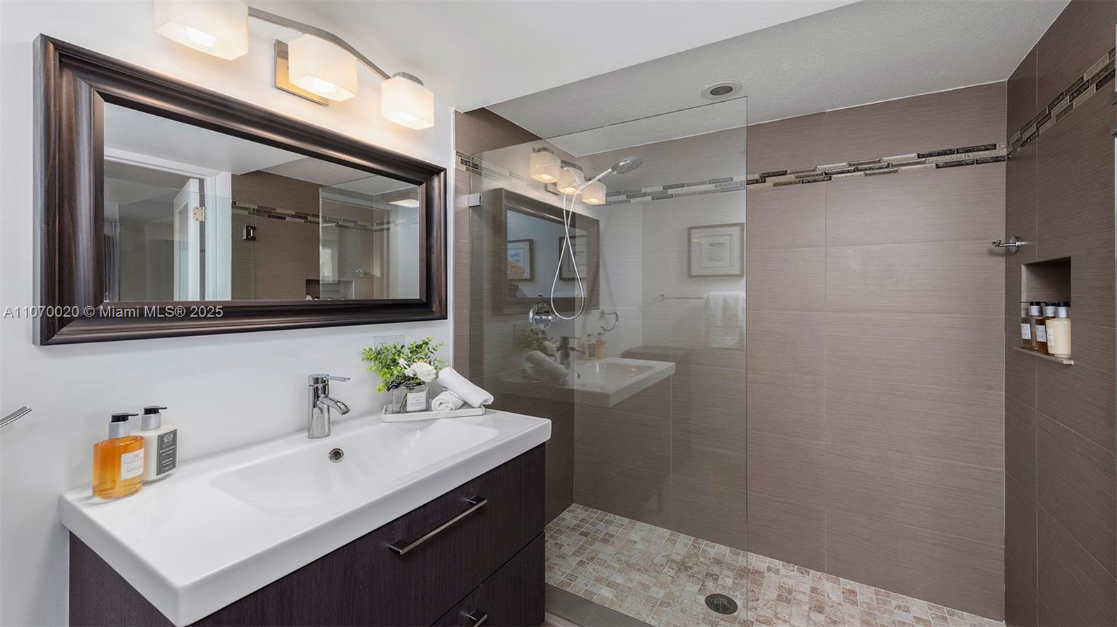 RONEY PALACE CONDO - Residential Lease