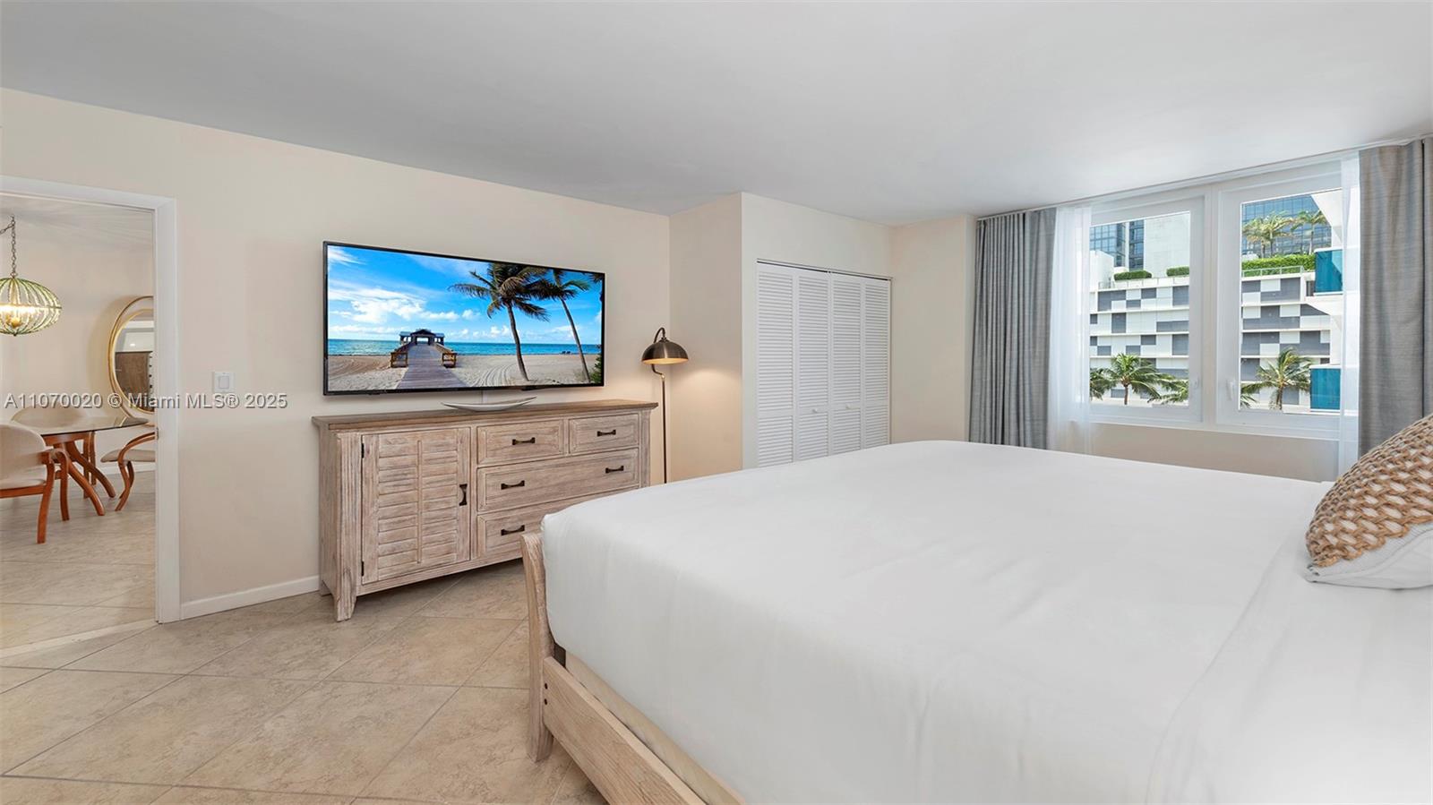 2301 Collins Ave 301