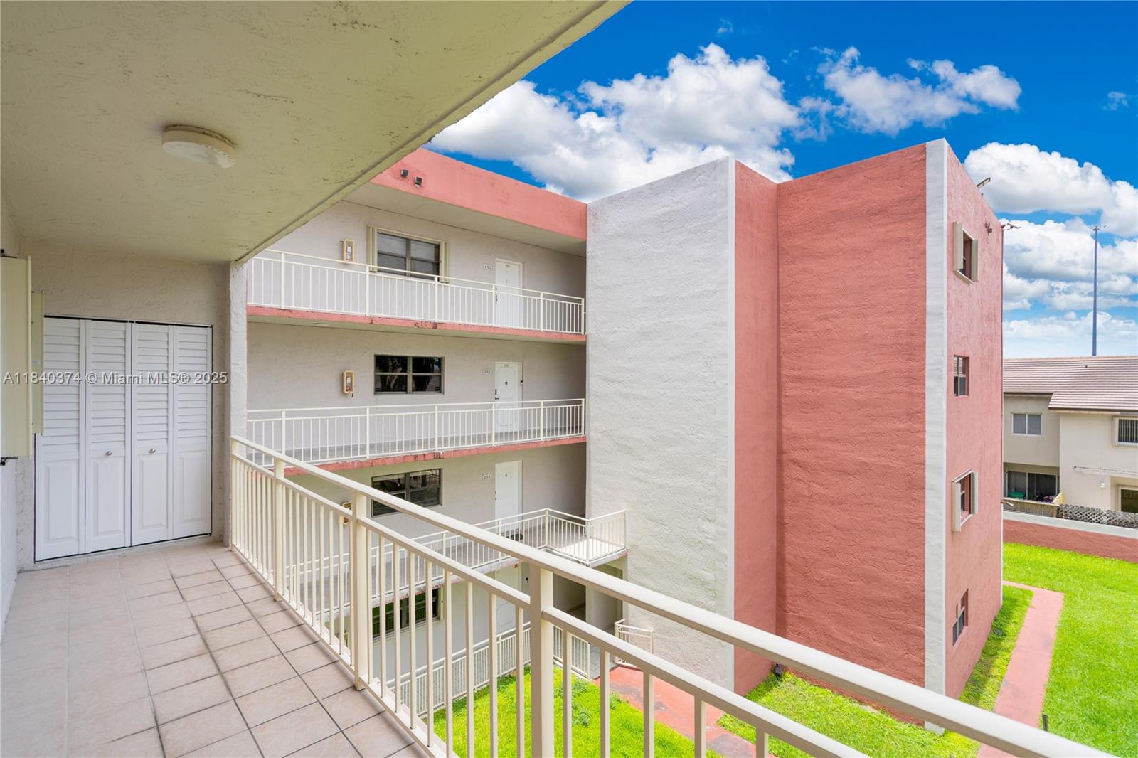 VISIONS AT FOUNTAINBLEAU - Residential