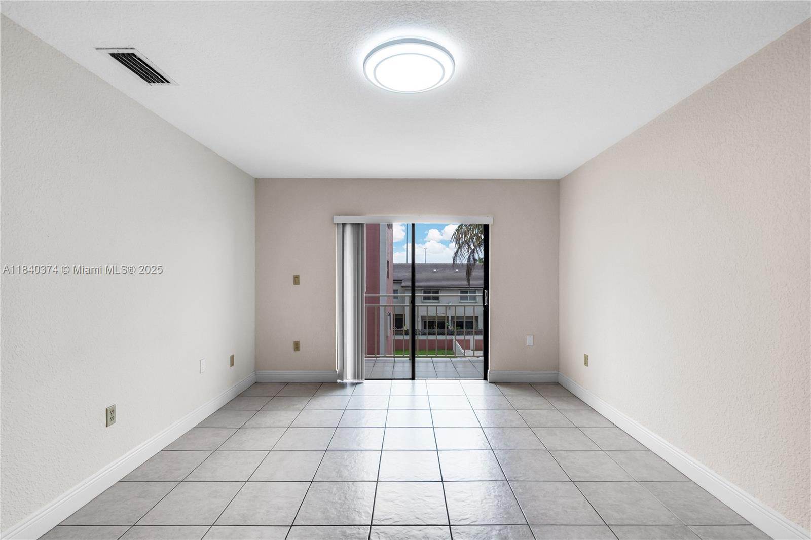 VISIONS AT FOUNTAINBLEAU - Residential