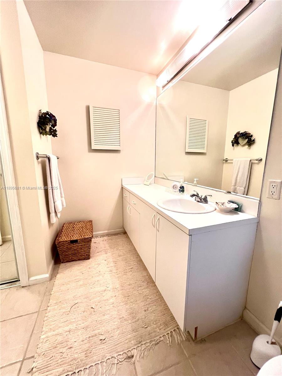 BAY COLONY CLUB CONDO - Residential Lease
