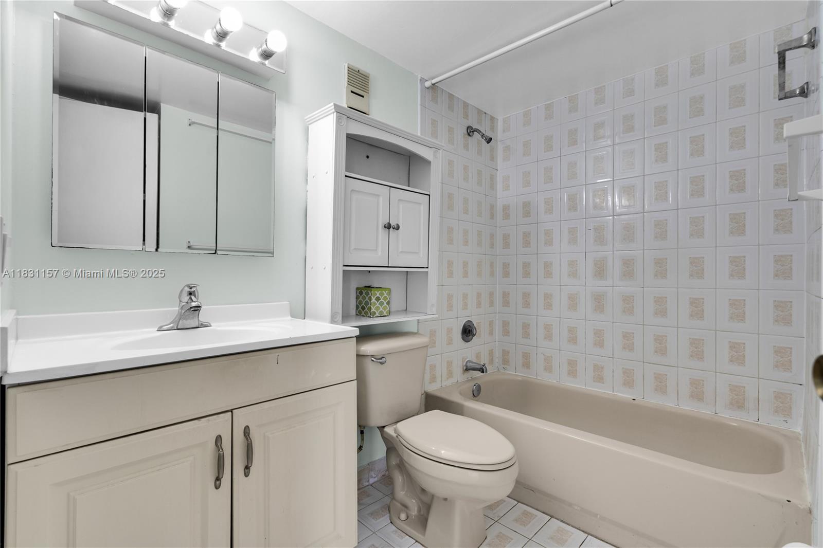 PINESIDE CONDO NO 1 - Residential