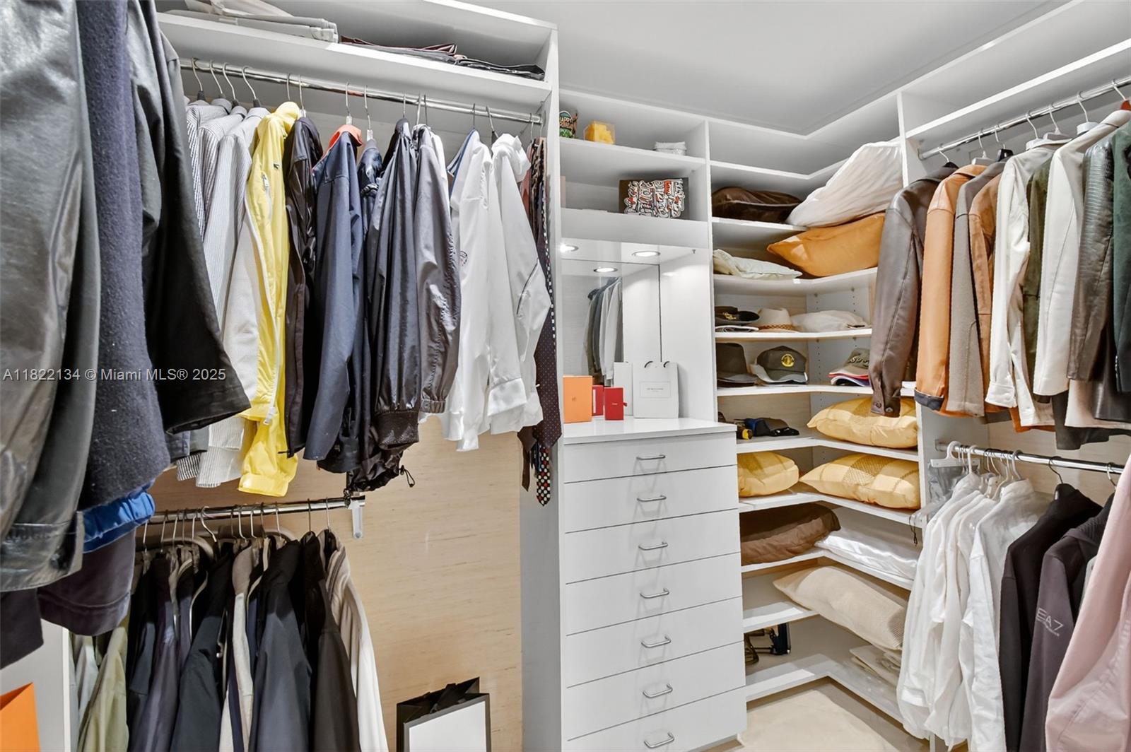 BELLA VISTA MID-RISE SOUT - Residential