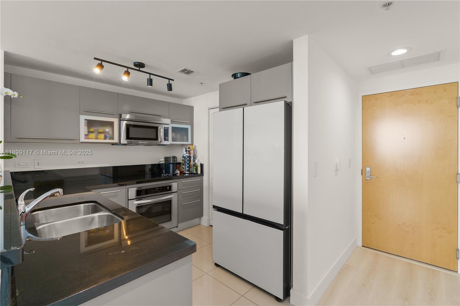 VIZCAYNE SOUTH CONDO - Residential