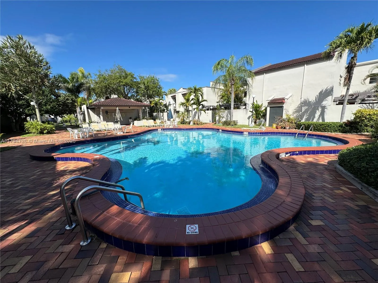 Miami, Florida 33155, United States, 2 Bedrooms Bedrooms, ,2 BathroomsBathrooms,Residential,Pending,129398