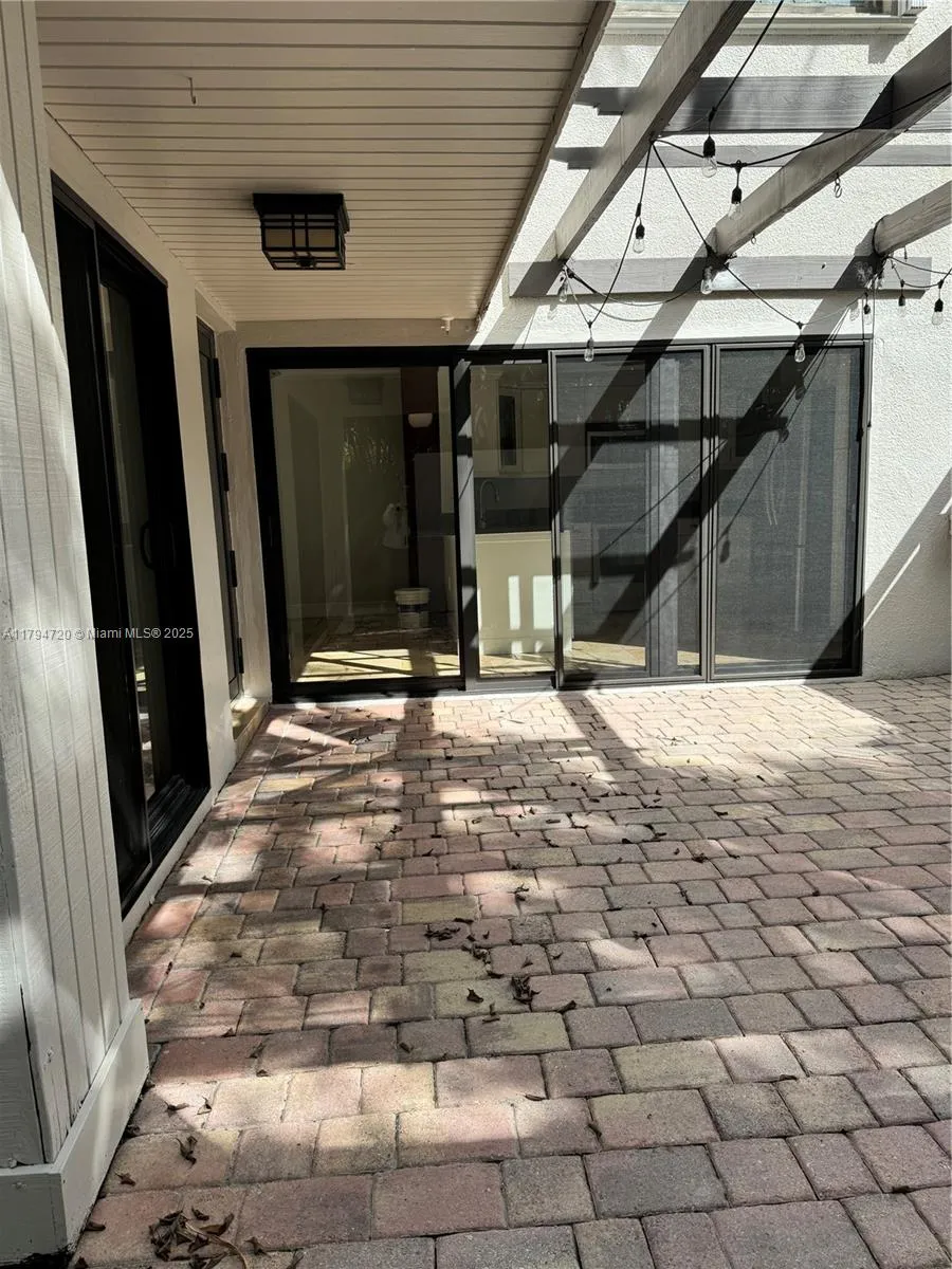 Miami, Florida 33155, United States, 2 Bedrooms Bedrooms, ,2 BathroomsBathrooms,Residential,Pending,129398