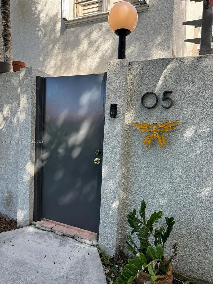 Miami, Florida 33155, United States, 2 Bedrooms Bedrooms, ,2 BathroomsBathrooms,Residential,Pending,129398