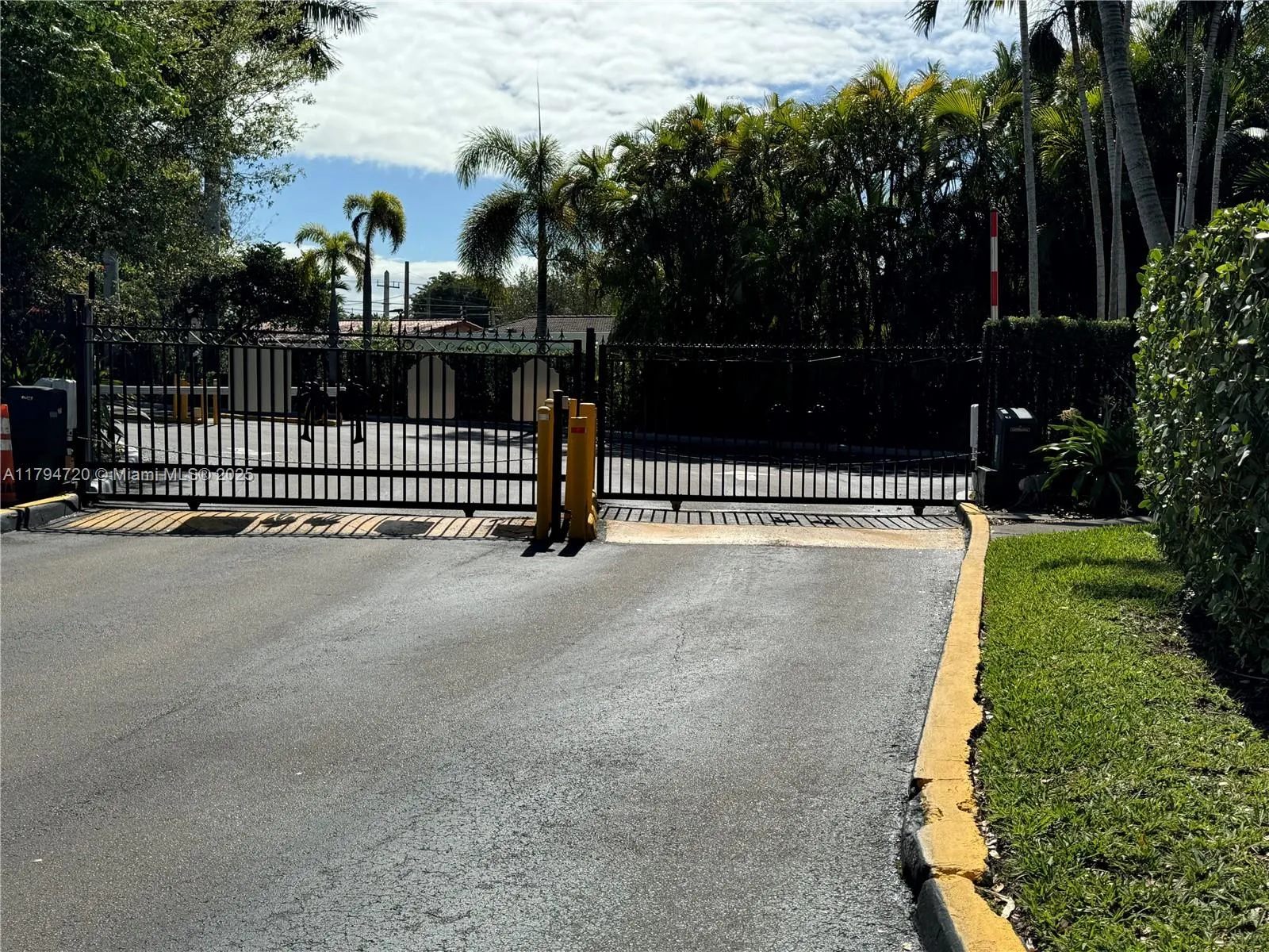 Miami, Florida 33155, United States, 2 Bedrooms Bedrooms, ,2 BathroomsBathrooms,Residential,Pending,129398