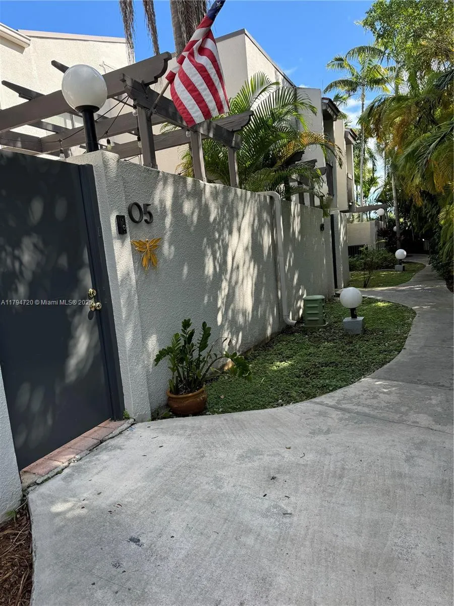 Miami, Florida 33155, United States, 2 Bedrooms Bedrooms, ,2 BathroomsBathrooms,Residential,Pending,129398