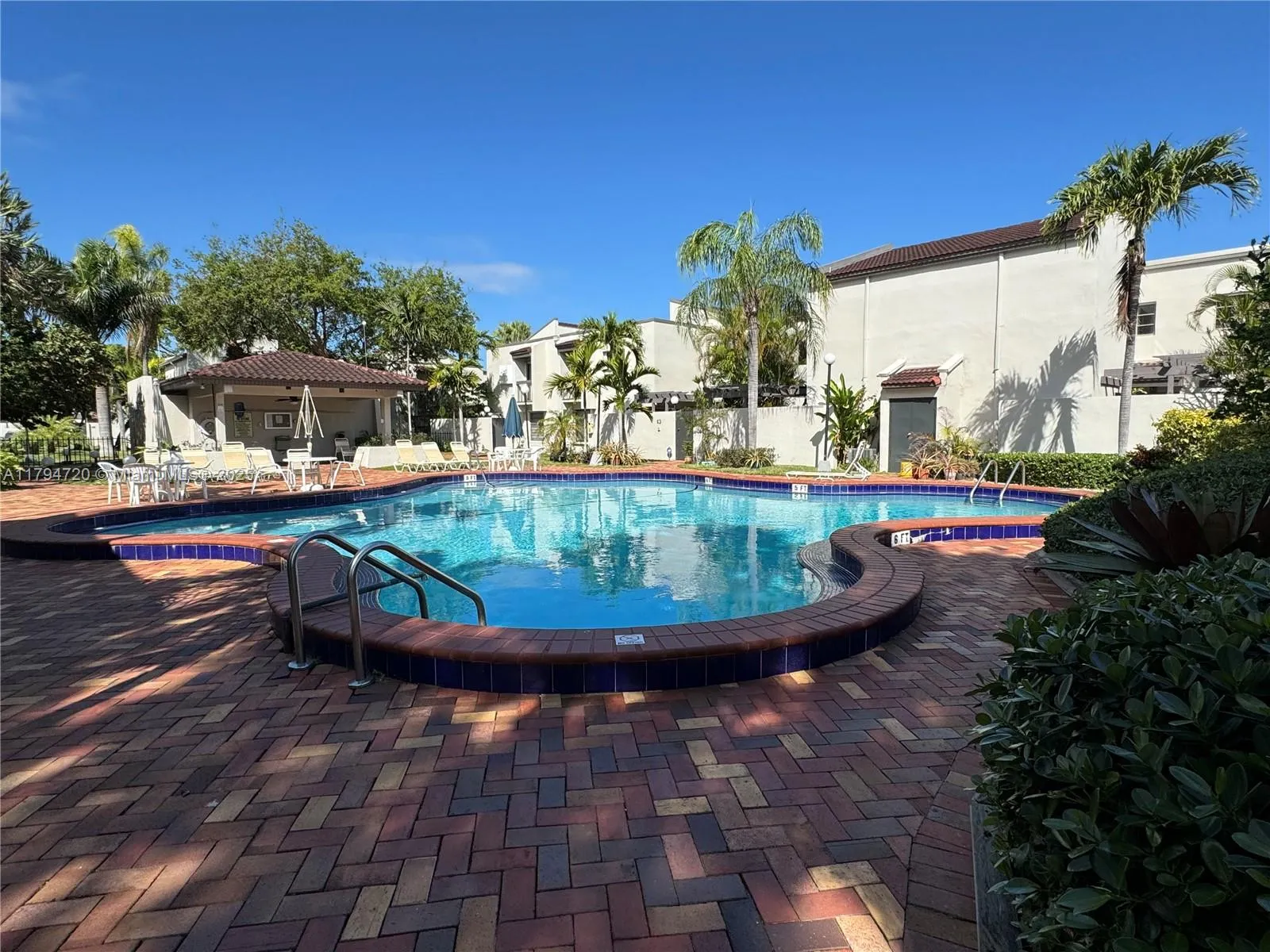 Miami, Florida 33155, United States, 2 Bedrooms Bedrooms, ,2 BathroomsBathrooms,Residential,Pending,129398