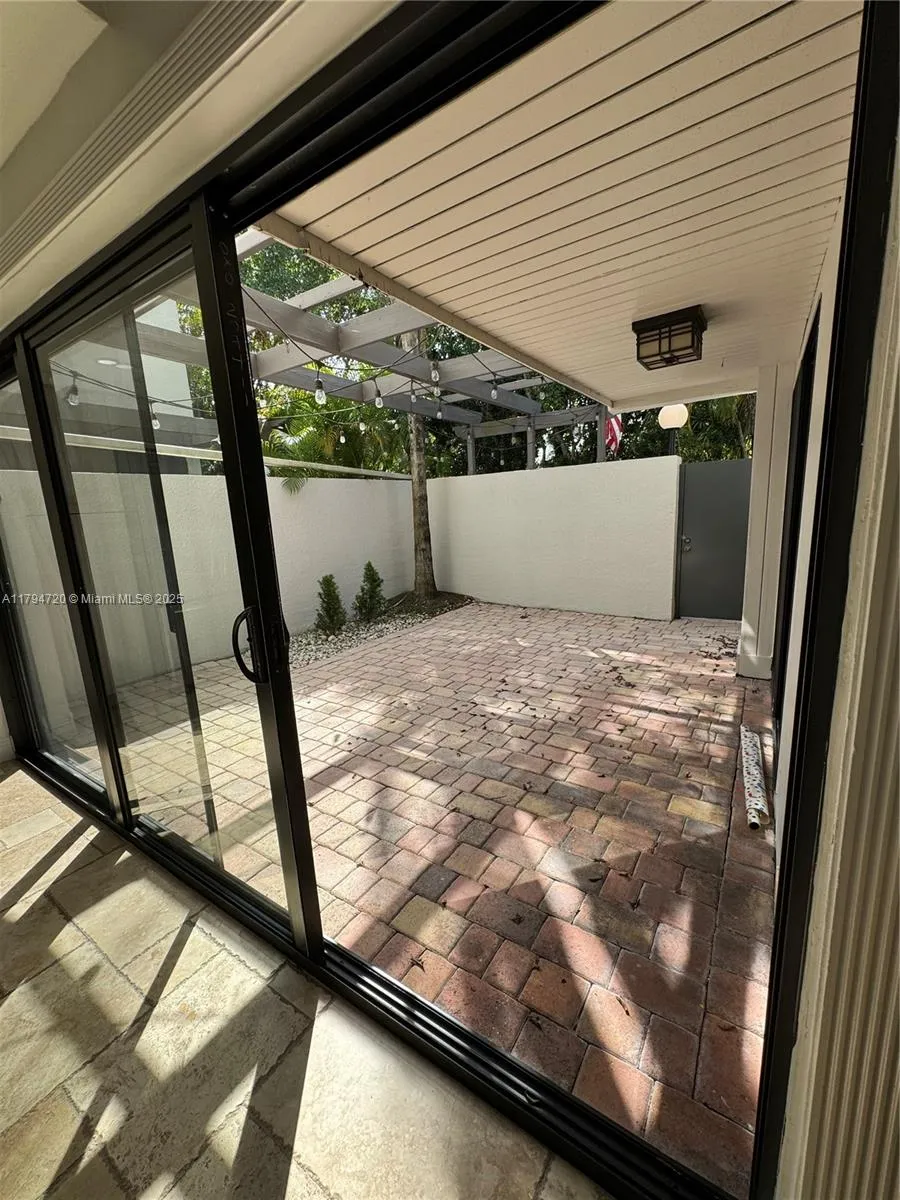 Miami, Florida 33155, United States, 2 Bedrooms Bedrooms, ,2 BathroomsBathrooms,Residential,Pending,129398