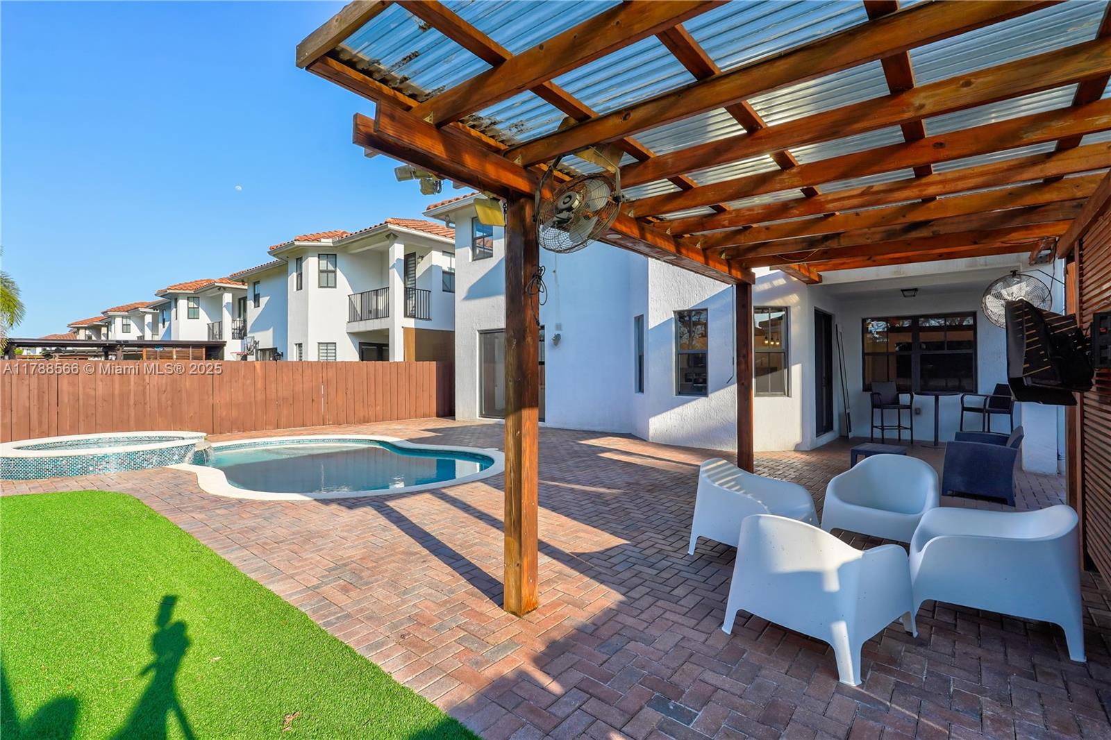 FONTAINEBLEAU WEST NORTH - Residential