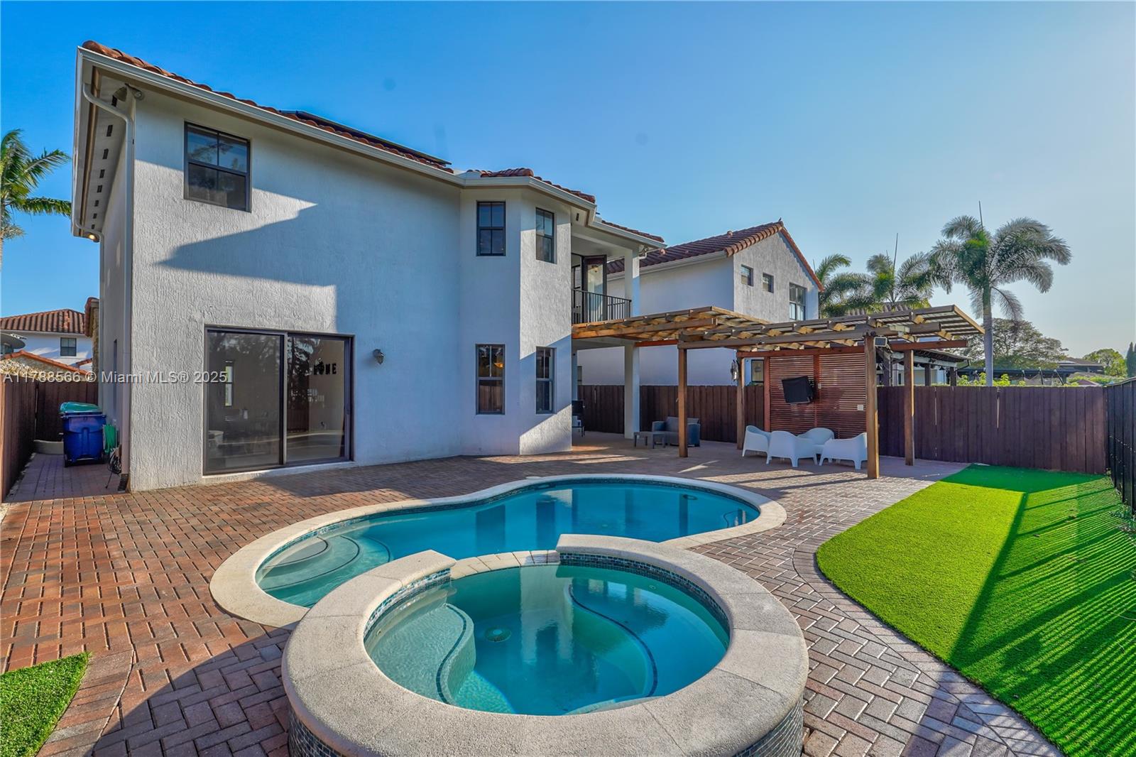FONTAINEBLEAU WEST NORTH - Residential