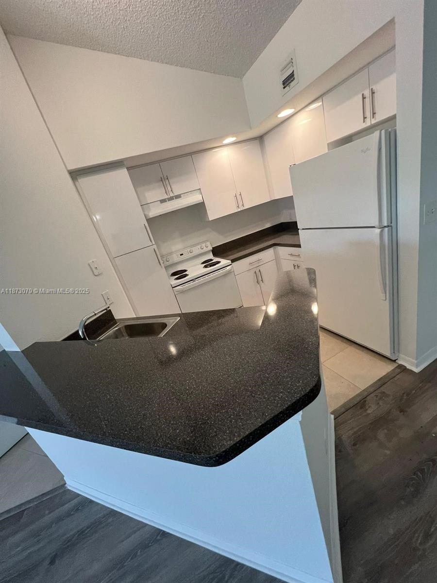 CORAL KEY CONDO - Residential Lease