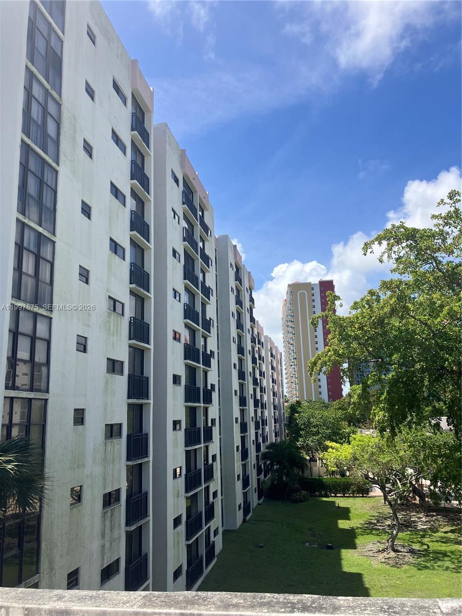 PLAZA OF AMERICAS CONDO P - Residential Lease