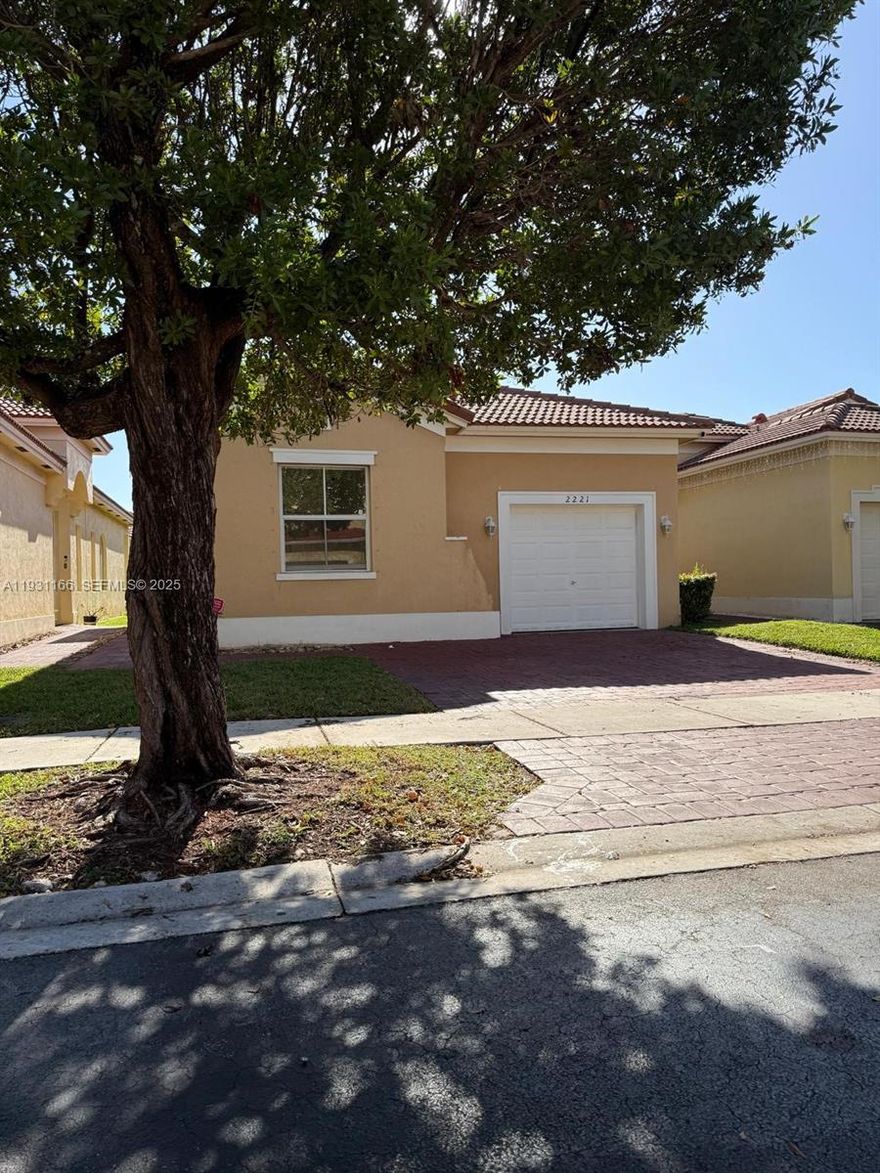 Great Single family home 3/2, 1 car garage, freshly painted,back yard for family timw Amaing community Portofino Bay (Waterston) where living is a pleasure. Club house, and community pool to enjoy. Credit score must be 675+ a must, Military families welcome