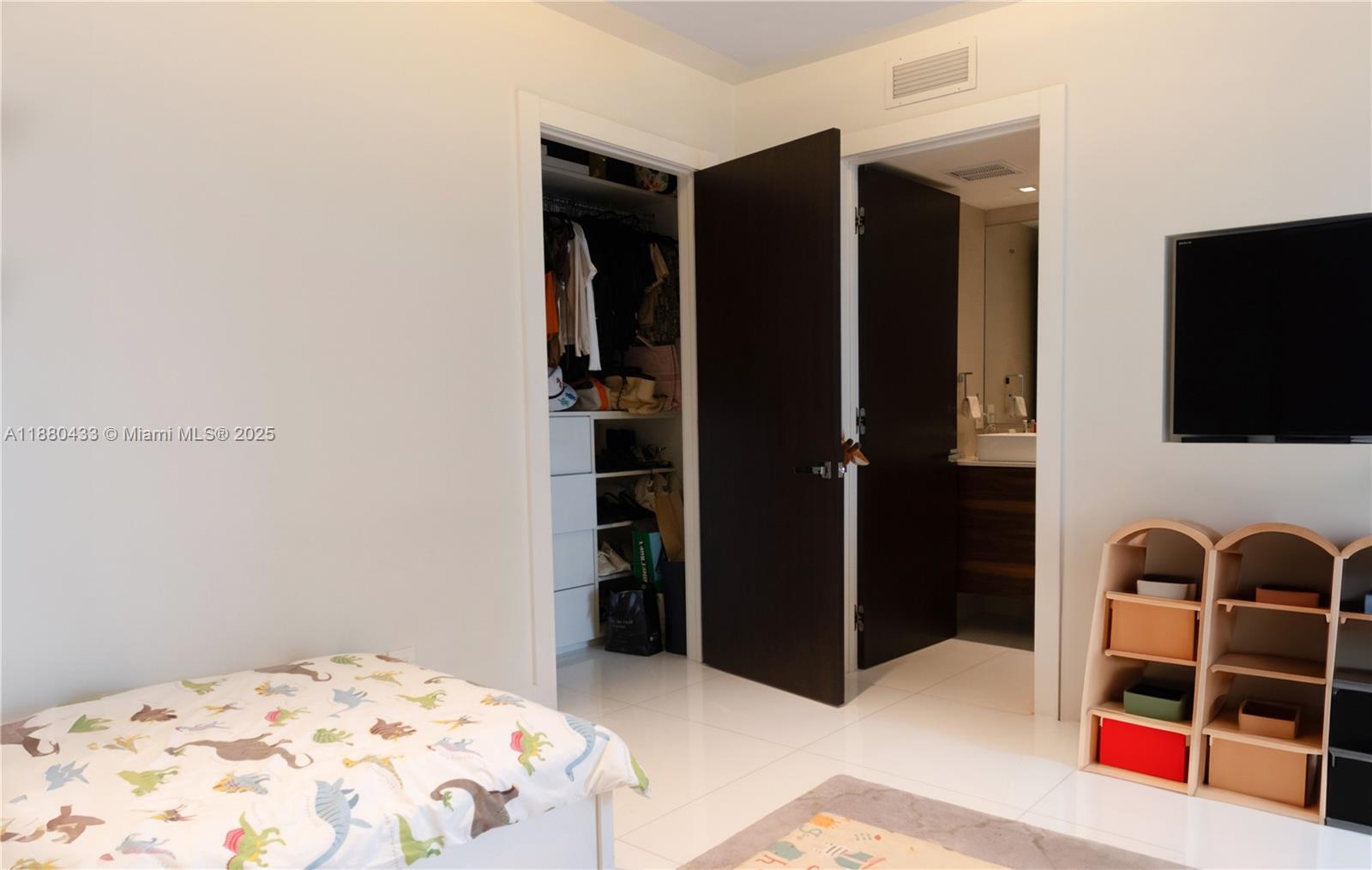 BLUE CONDO - Residential Lease