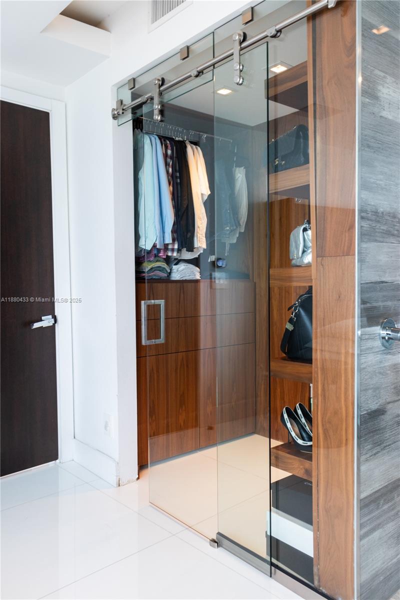 BLUE CONDO - Residential Lease