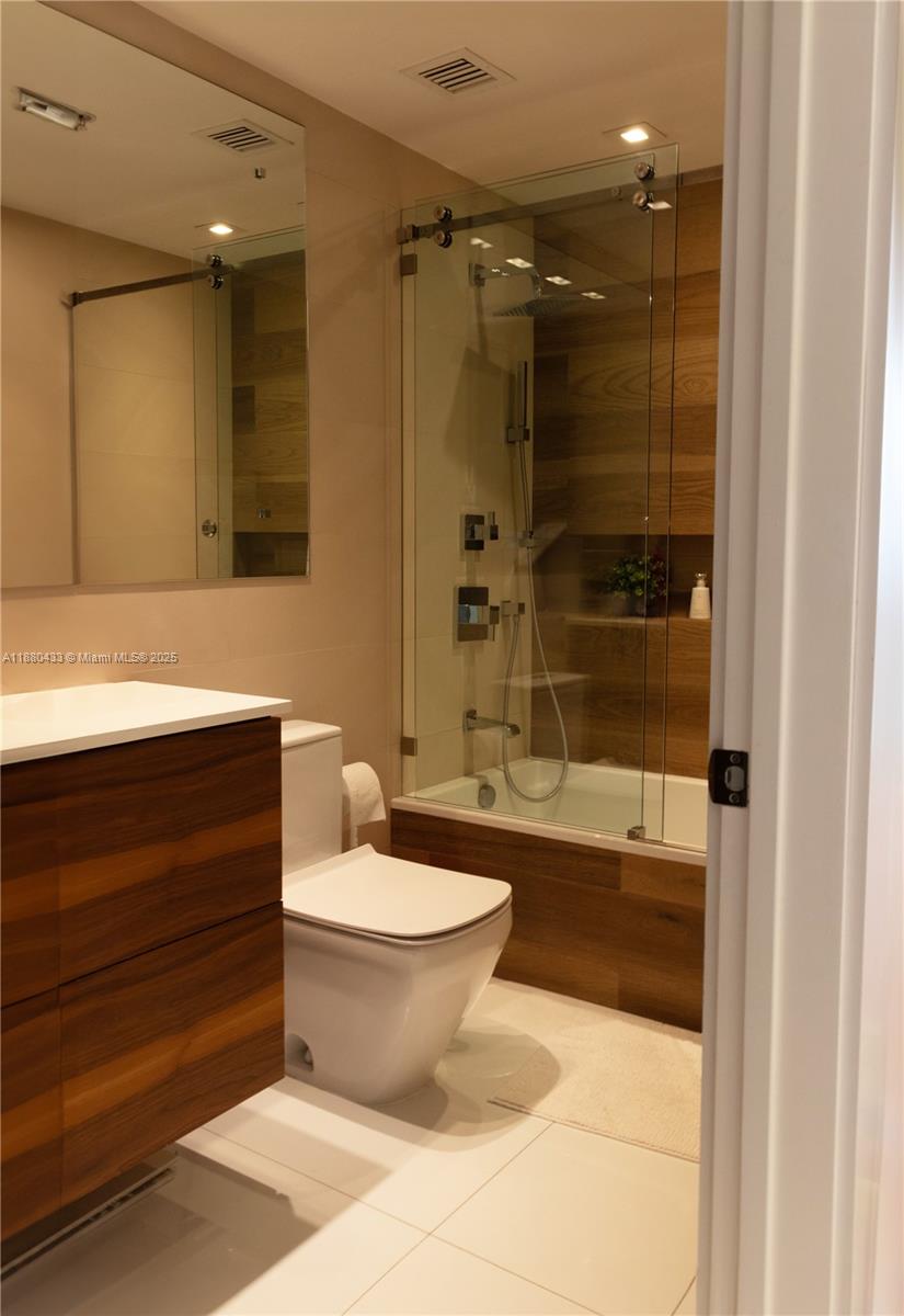 BLUE CONDO - Residential Lease