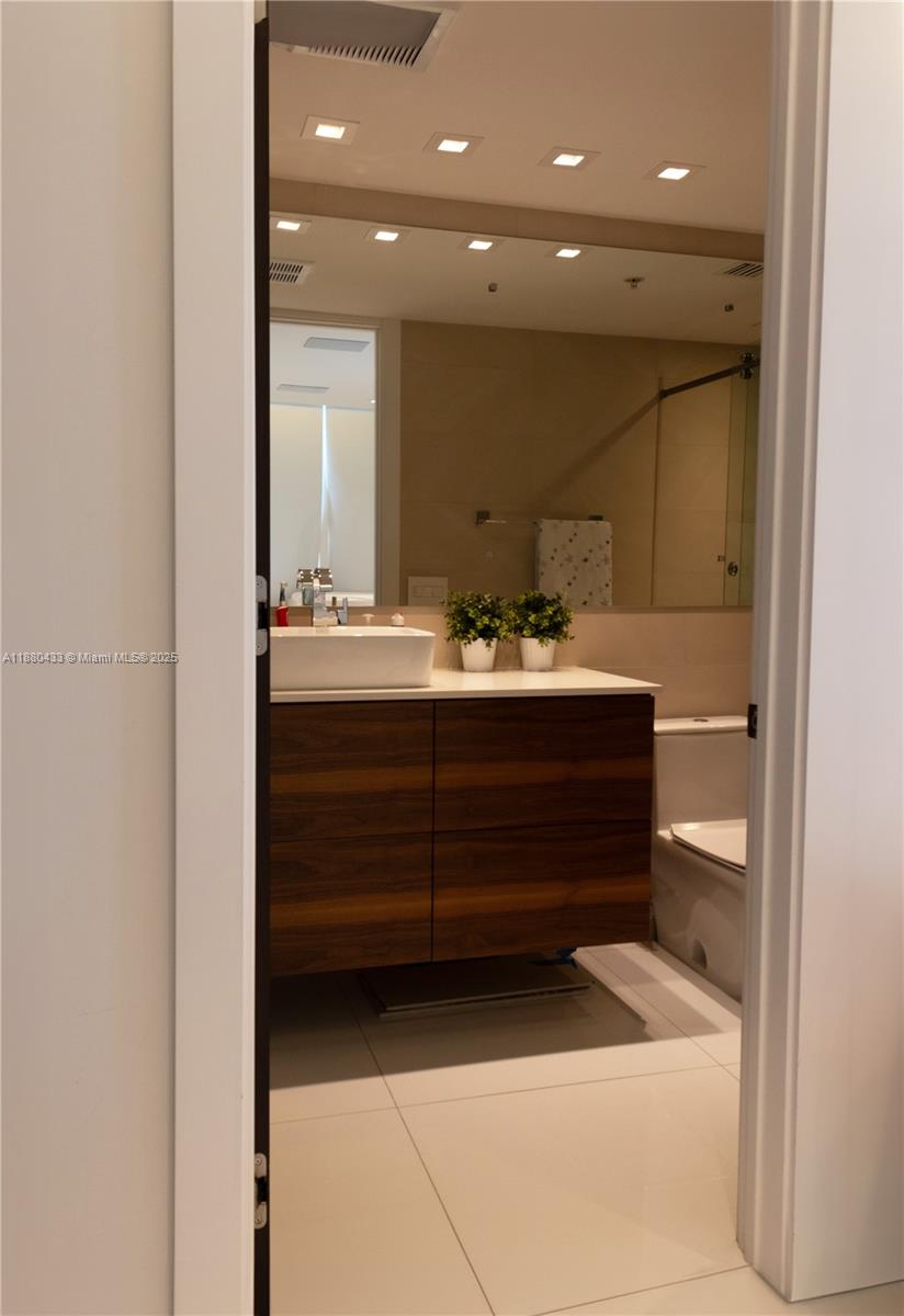 BLUE CONDO - Residential Lease