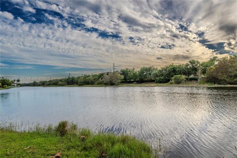 2893 Oakbrook Dr Weston FL 33332