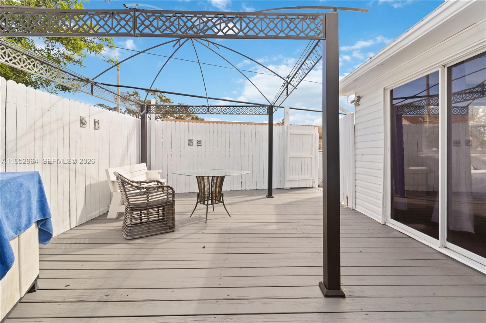 RAVENSWOOD ESTATES & MARI - Residential